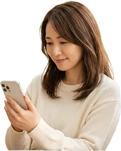 スマホを見る女性