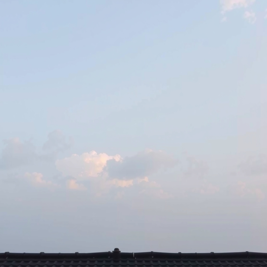 夕方の静かな住宅地の空とやわらかな雲